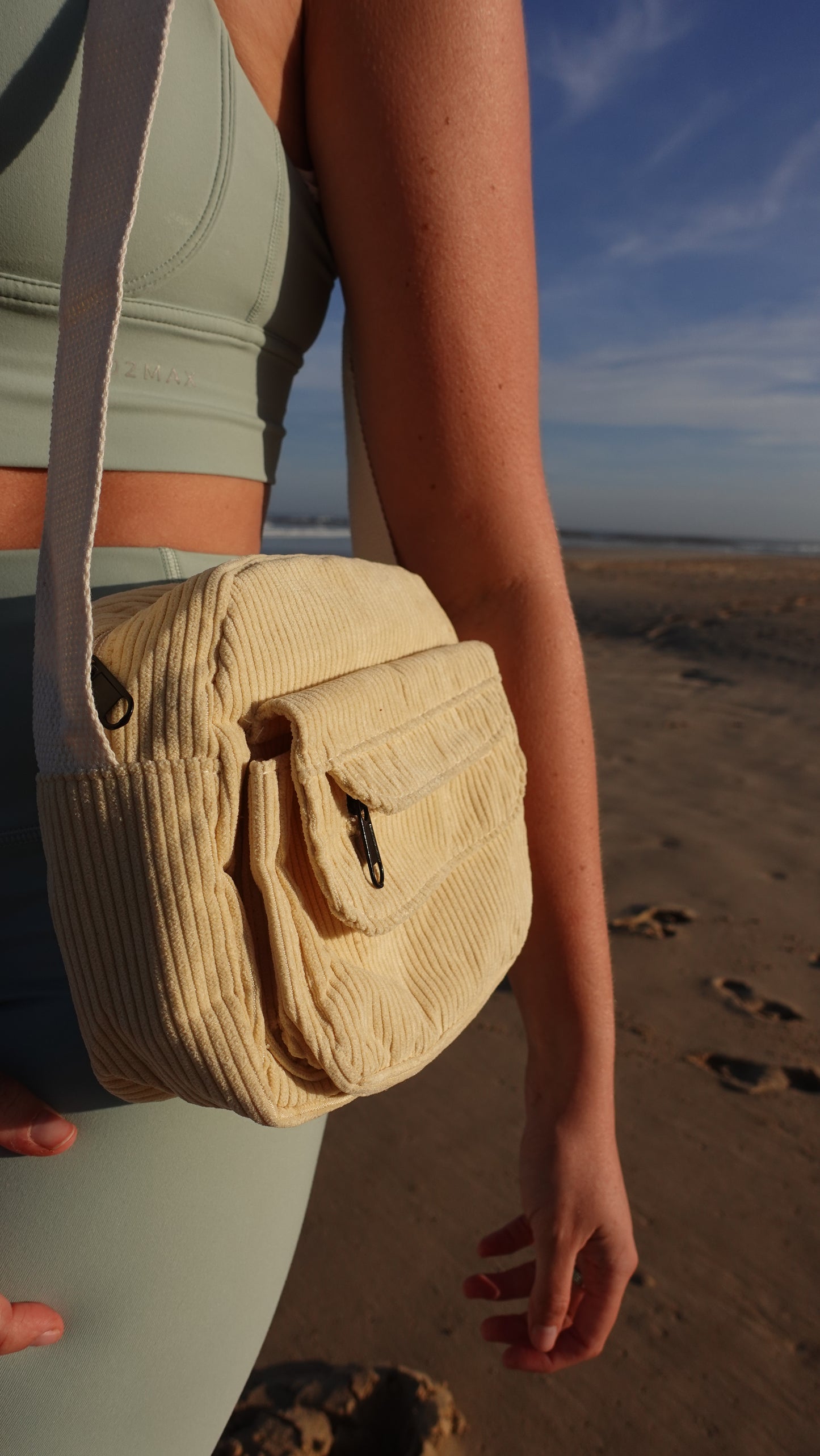 SANDY CORDERUOY SLINGBAG