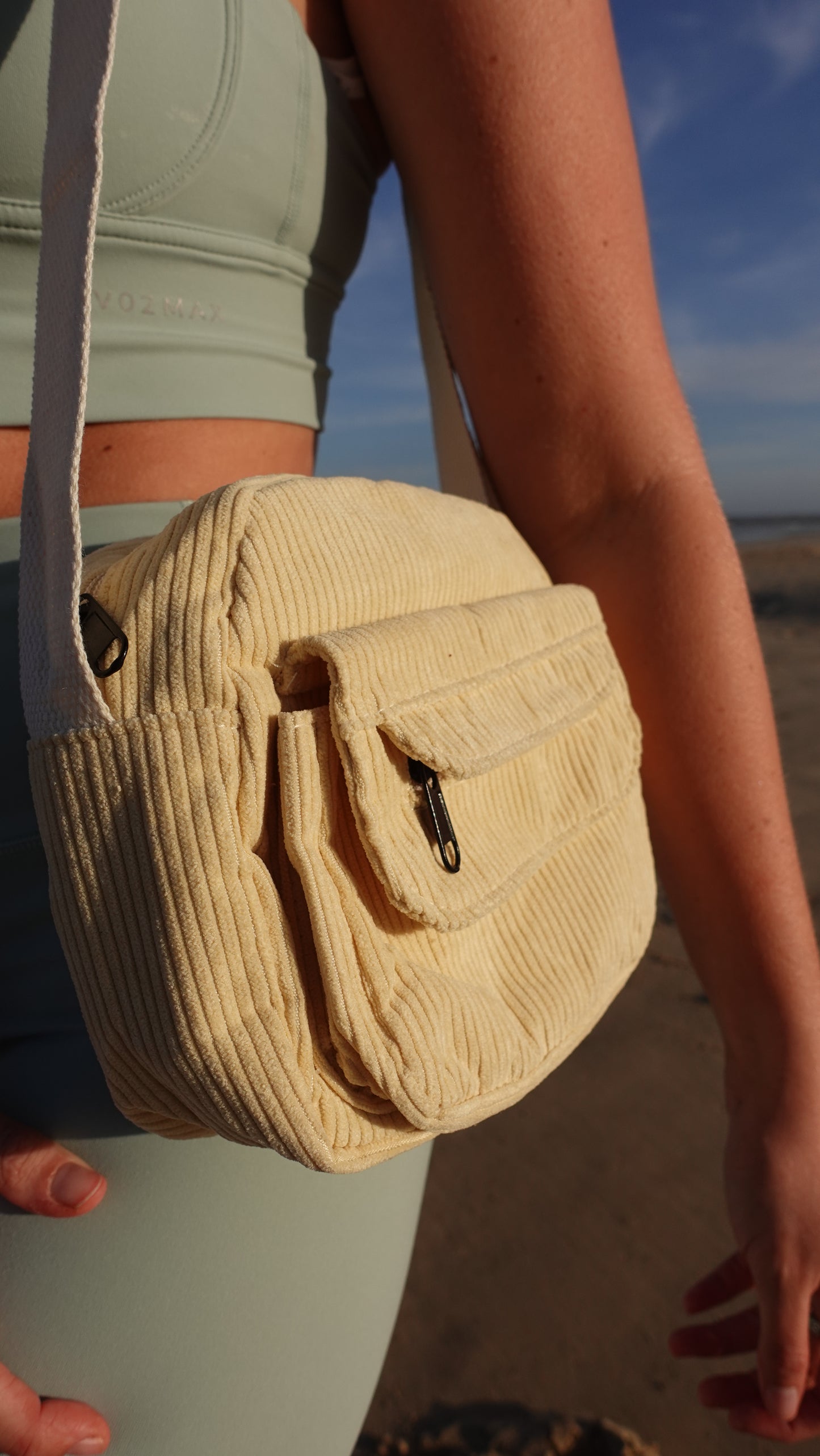 SANDY CORDERUOY SLINGBAG