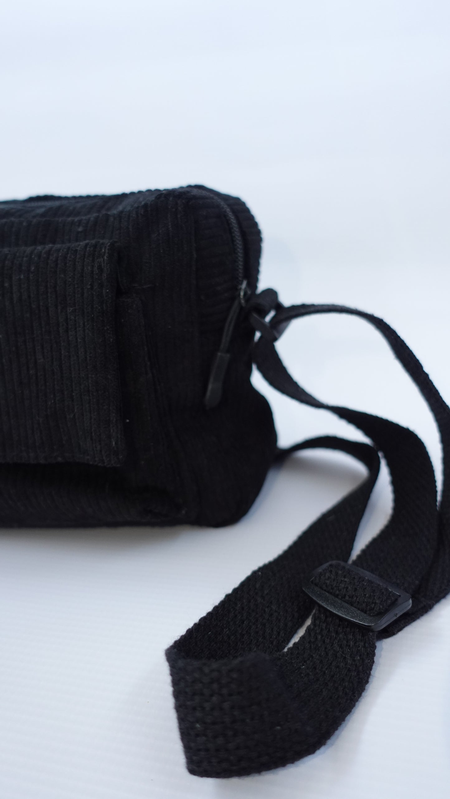 CLASSIC BLACK CORDERUOY SLINGBAG