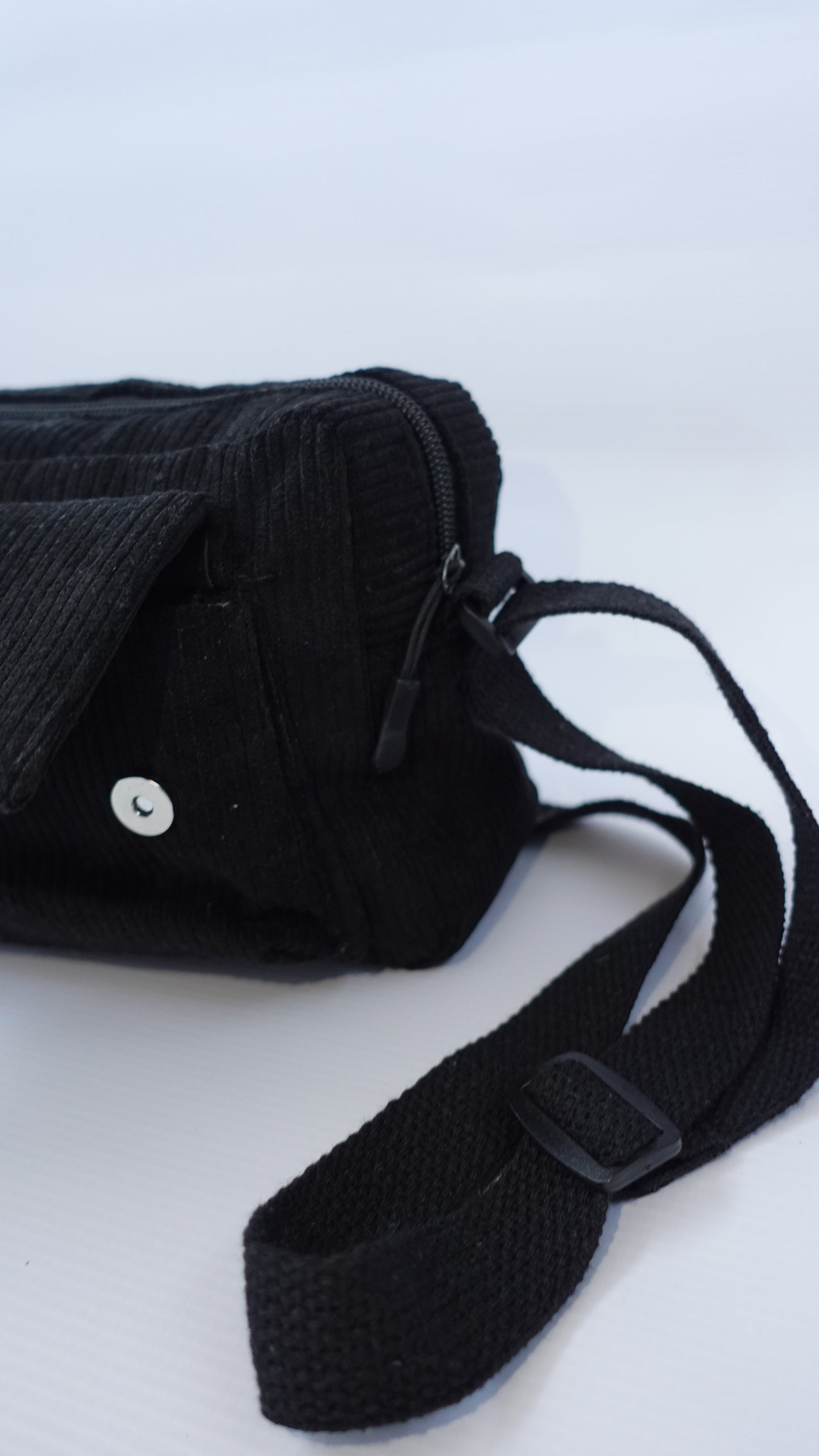 CLASSIC BLACK CORDERUOY SLINGBAG