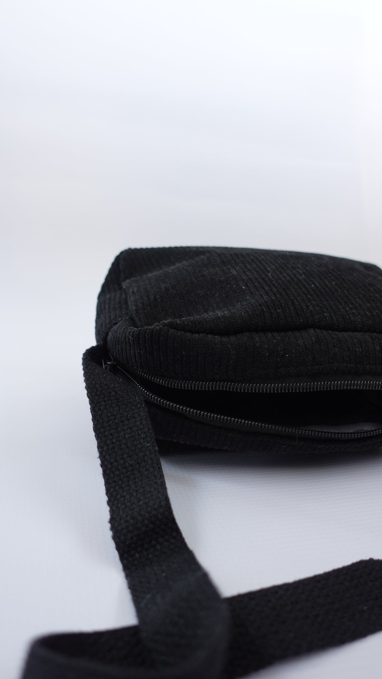 CLASSIC BLACK CORDERUOY SLINGBAG