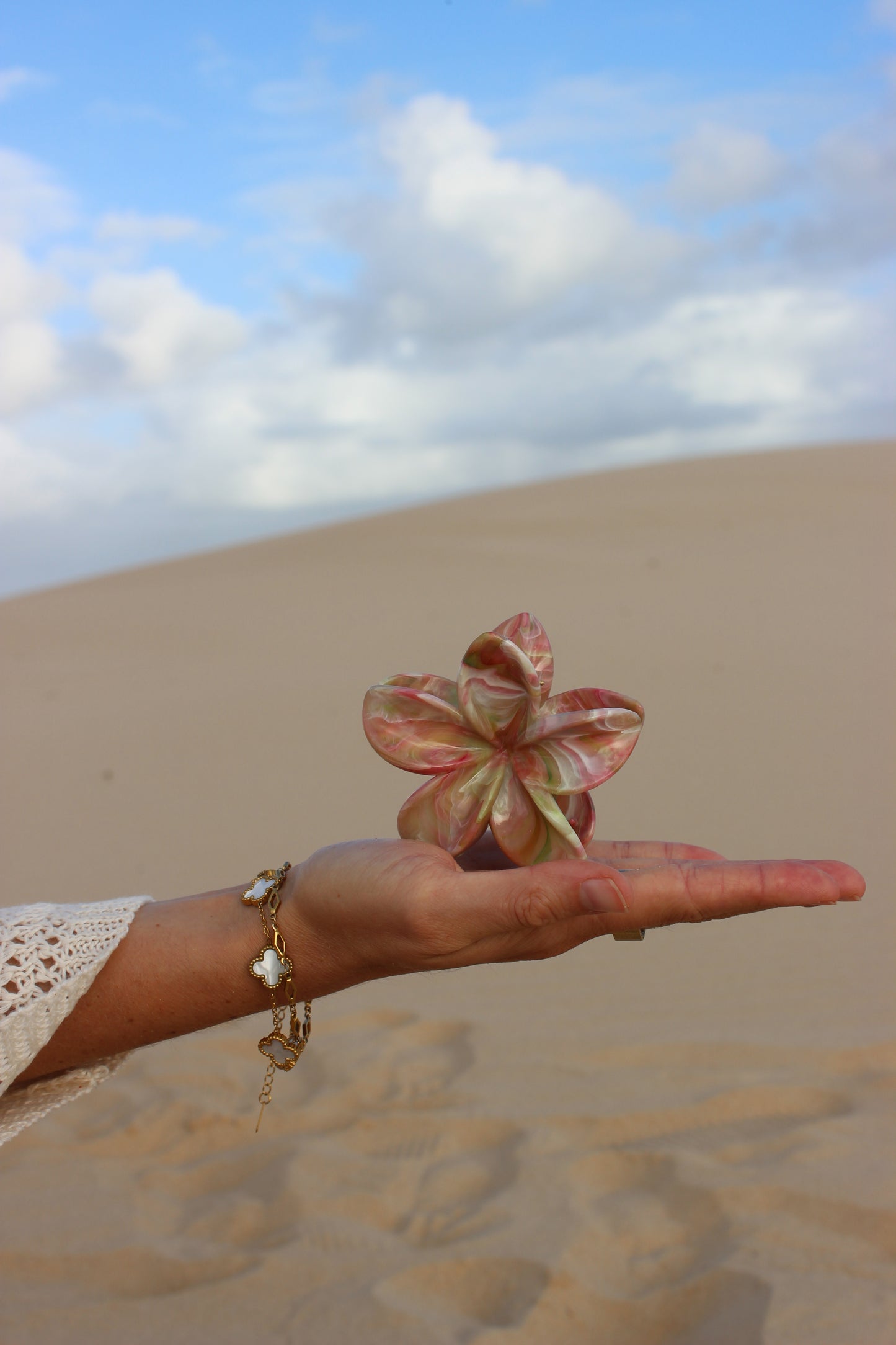 ISLAND PETAL CLAW CLIP