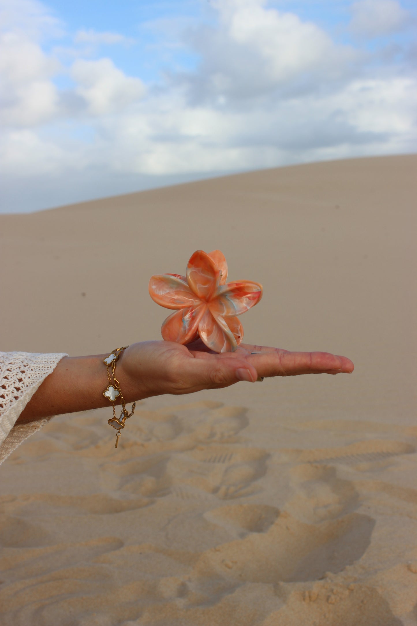 ISLAND PETAL CLAW CLIP