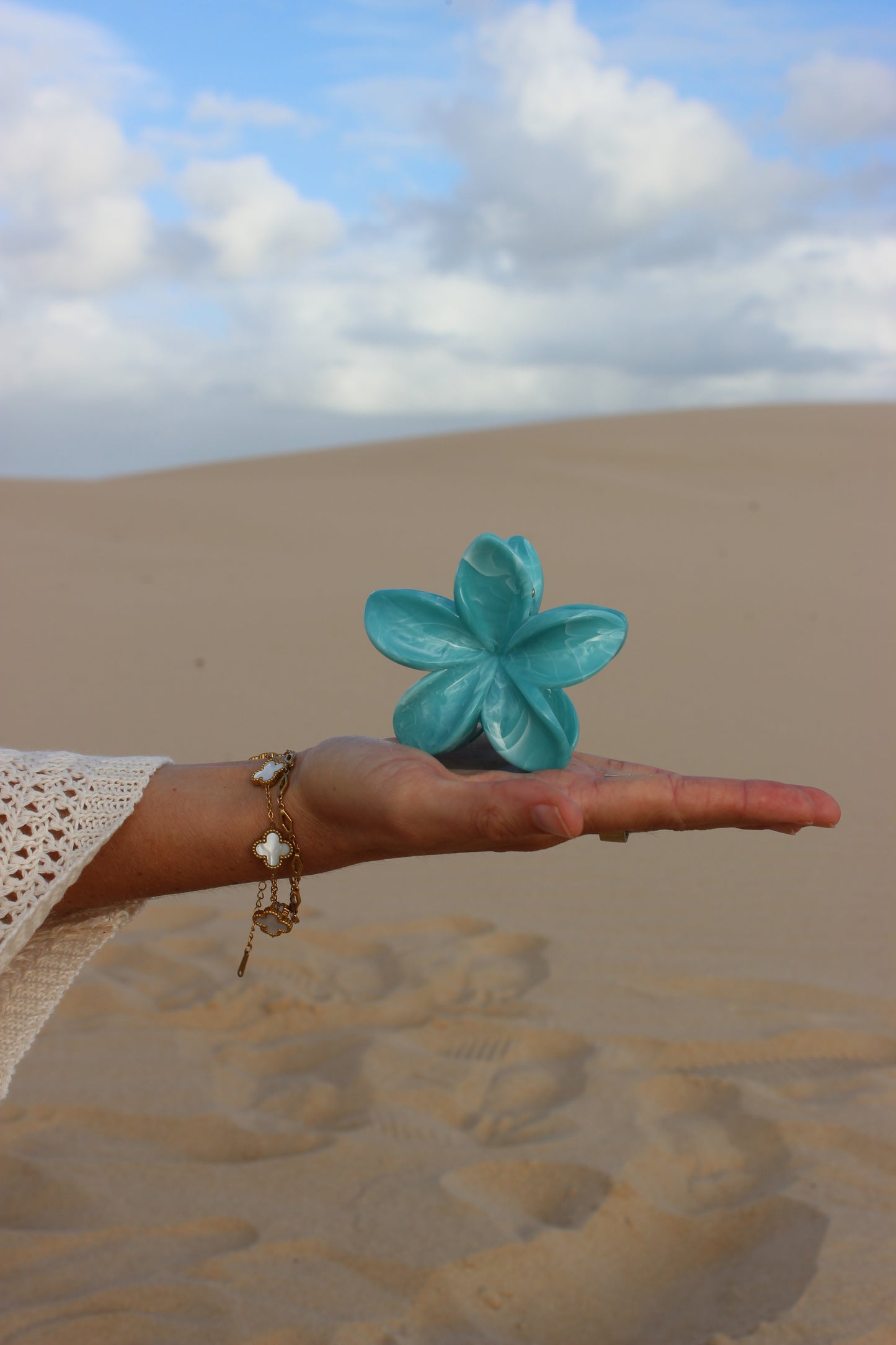 ISLAND PETAL CLAW CLIP