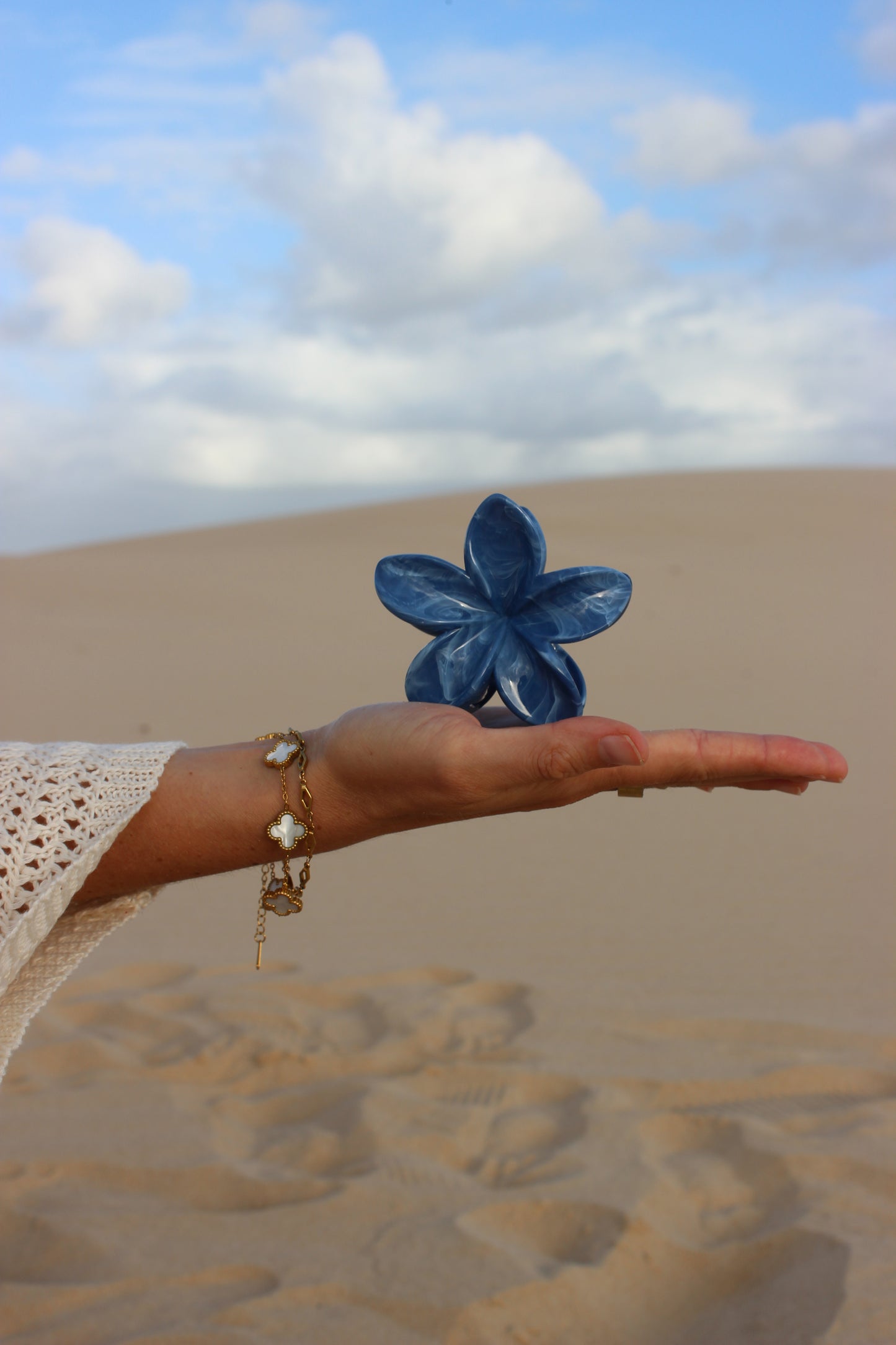 ISLAND PETAL CLAW CLIP